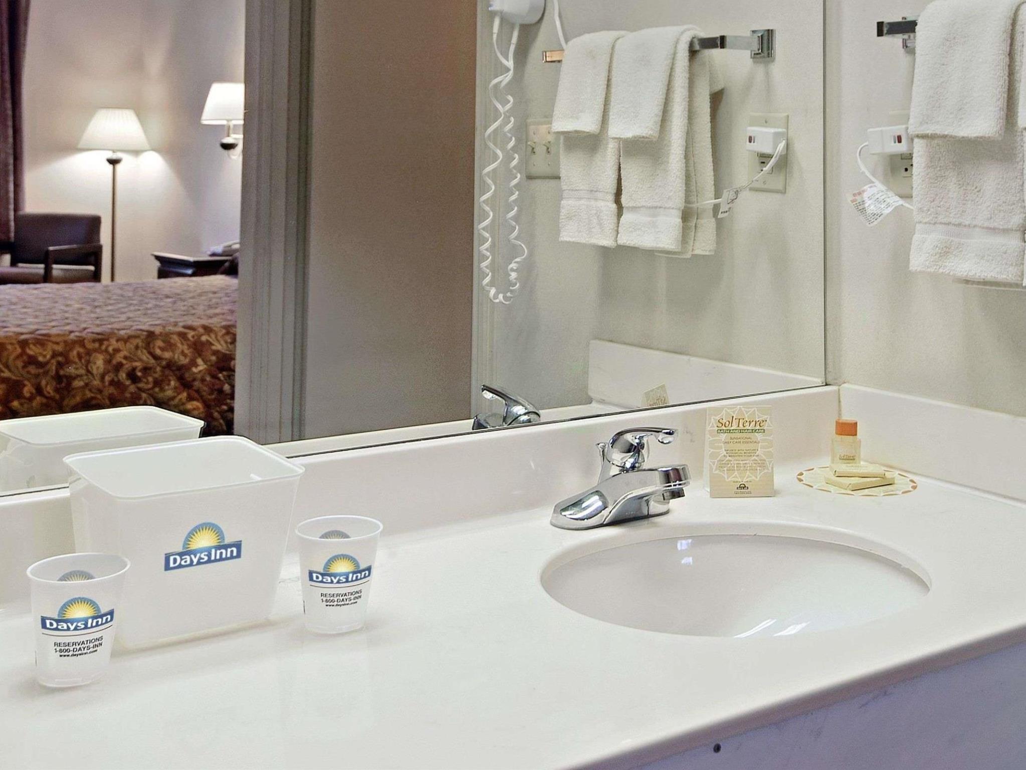 Days Inn By Wyndham Bainbridge Bagian luar foto